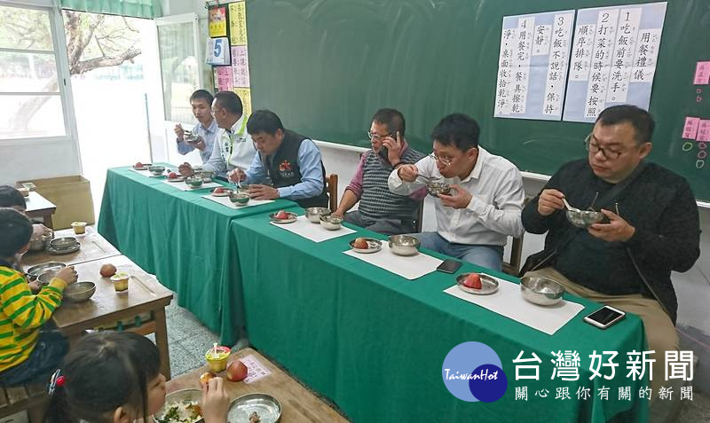 鎮長張勝智與校長洪錫欽、家長會長張瑞祥、副會長張嘉富、吳佳承等,陪同小朋友們用餐,關懷生活及學習情況。(記者陳昭宗拍攝)