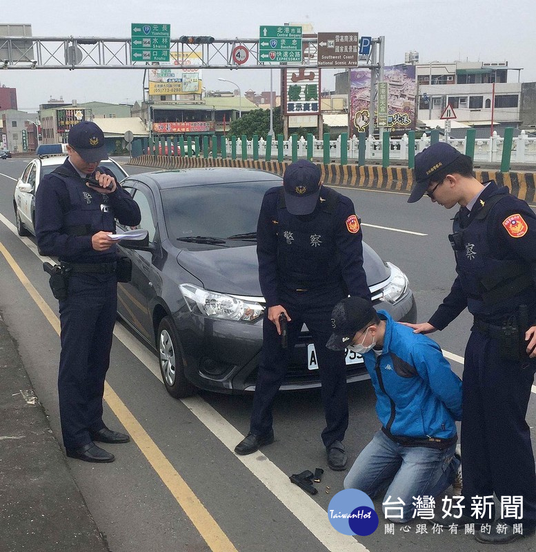 北港警方舉辦防搶演練,在北港大橋上的攔截點成功逮捕搶匪。(記者陳昭宗拍攝)