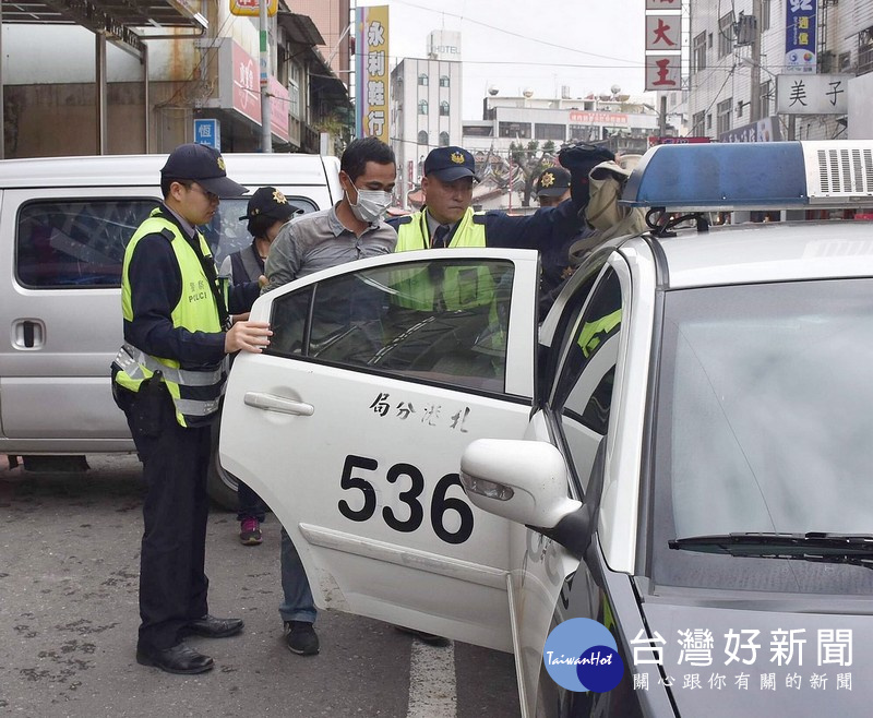 演練搶匪持槍行搶得手,警網獲報前往圍捕,順利將歹徒制伏並及時追回贓款。(記者陳昭宗拍攝)