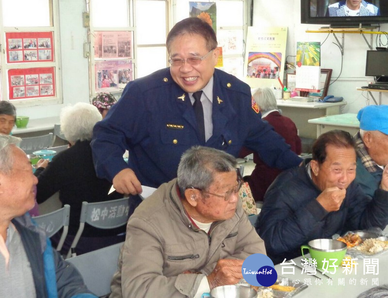 蔦松所長陳群松邀集長青食堂長輩共同參與反毒、打詐防護網,希望讓鄉親安心過好年。(記者陳昭宗拍攝)