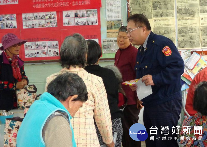 陳群松提醒長者雖然詐騙集團手法會不斷翻新,只要民眾不將錢匯給對方,自然不會受騙。(記者陳昭宗拍攝)