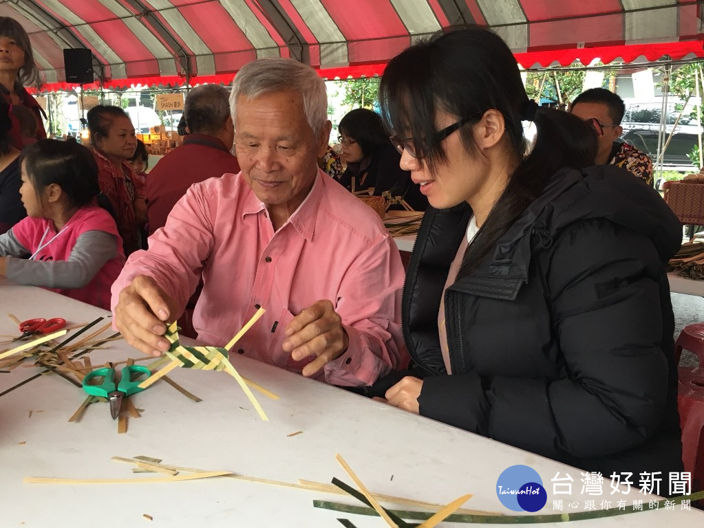 民眾參與DUY體驗,在老師傅的教導下逐一完成作品,相當有成就感。(圖/記者曾一禾)