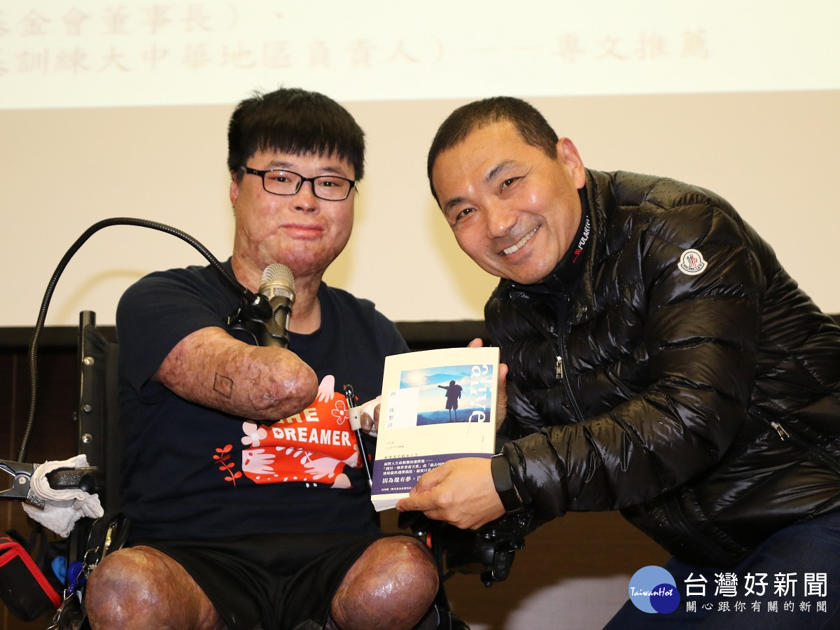 黃博煒親自送書給他生命中的第一個貴人副市長侯友宜