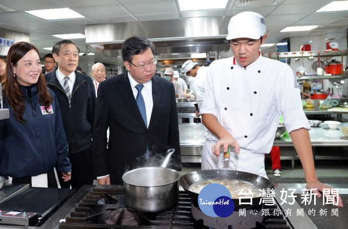 鄭市長表示,客家局以米篩目為主題,舉辦「桃園客家米篩目青年料理大賽」。