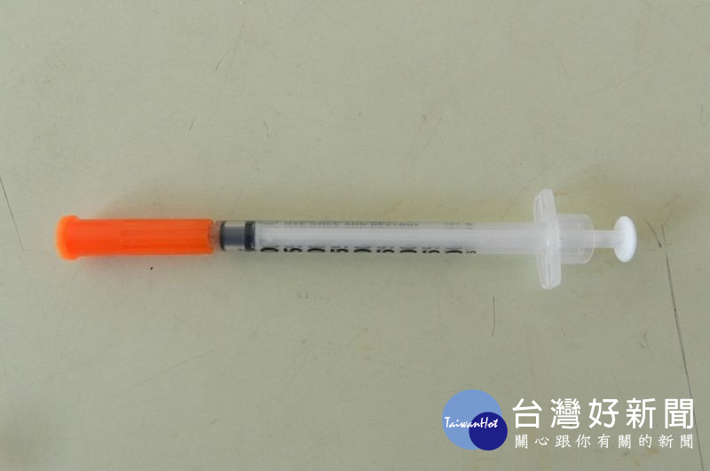 母親大義滅親舉報兒子吸毒,警方上門當場查獲海洛因注射針筒一支。(記者陳昭宗拍攝)