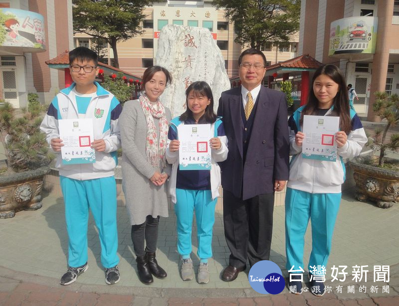 北港高中參加「雲林縣106學年度學生美術比賽」,在平面設計、書法、西畫及漫畫類等獲得佳績。(記者陳昭宗拍攝)