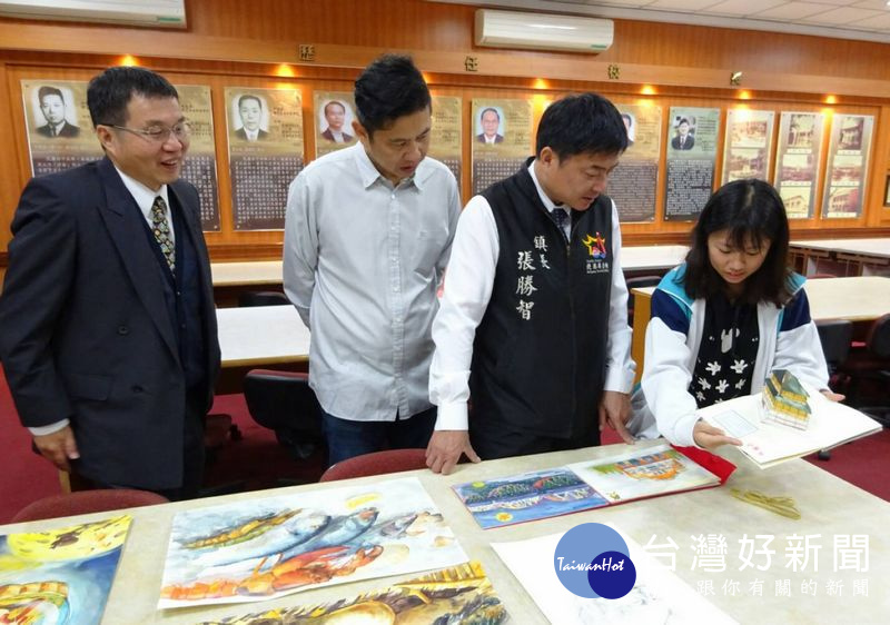 校長傅國樑(左1)陪同鎮長張勝智(右2)與家長會長吳政憲(左2)聆聽李宜卉(右1)介紹其作品。(記者陳昭宗拍攝)