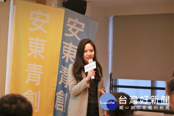 徐彥婷經理向團隊說明計畫的內容，並闡述此平台如何協助新創團隊走向國際。