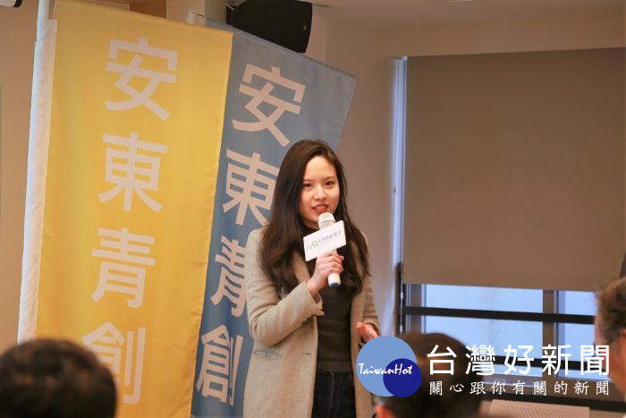 徐彥婷經理向團隊說明計畫的內容,並闡述此平台如何協助新創團隊走向國際。