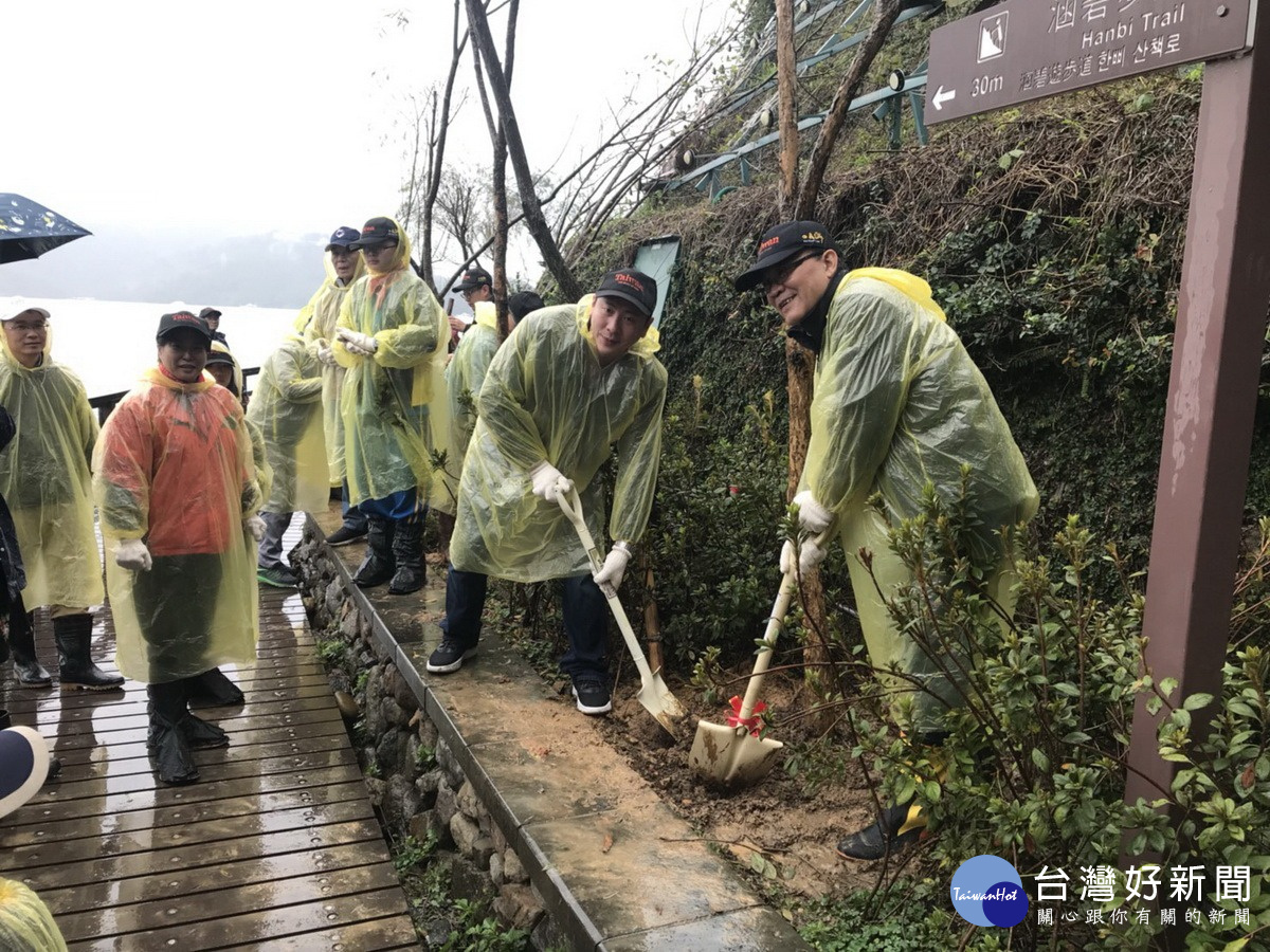 消失百年水社柳重返水社，並回植日月潭邊〈右日管處洪處長、左魚池鄉民代表會劉主席〉。