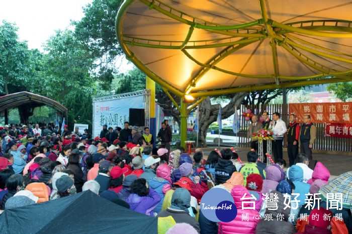 桃園市長鄭文燦前往平鎮區，出席新富公園天幕廣場完工啟用典禮。