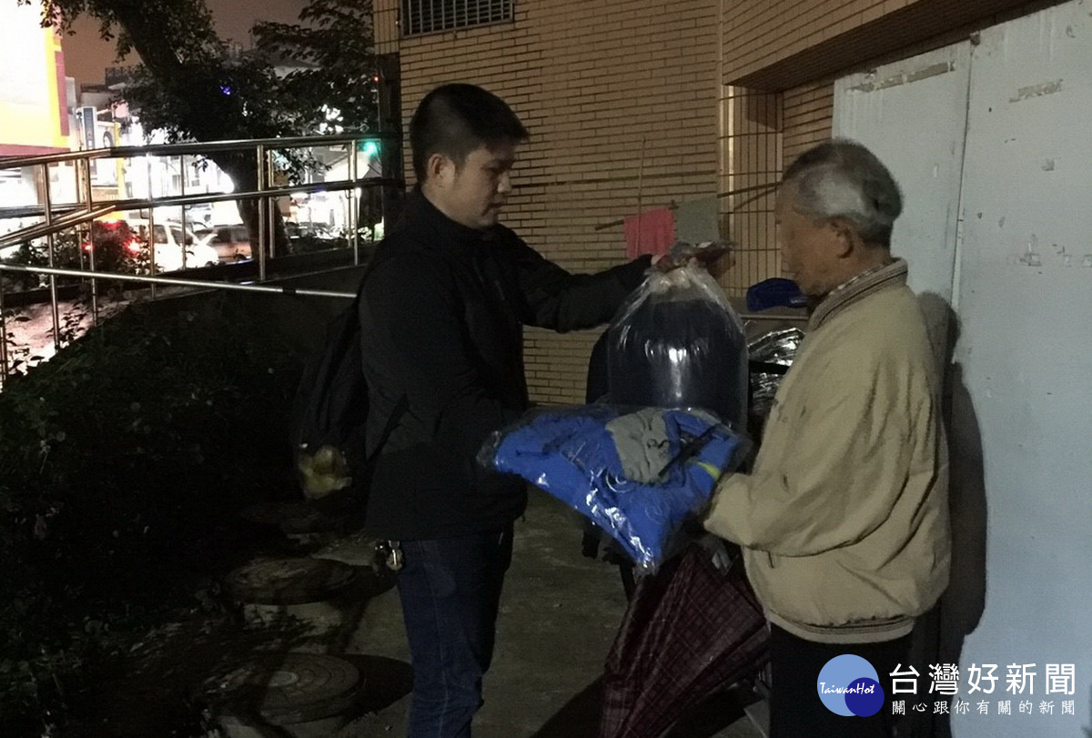 社工人員巡訪街友等給予溫暖關懷。(社會及勞動處提供)