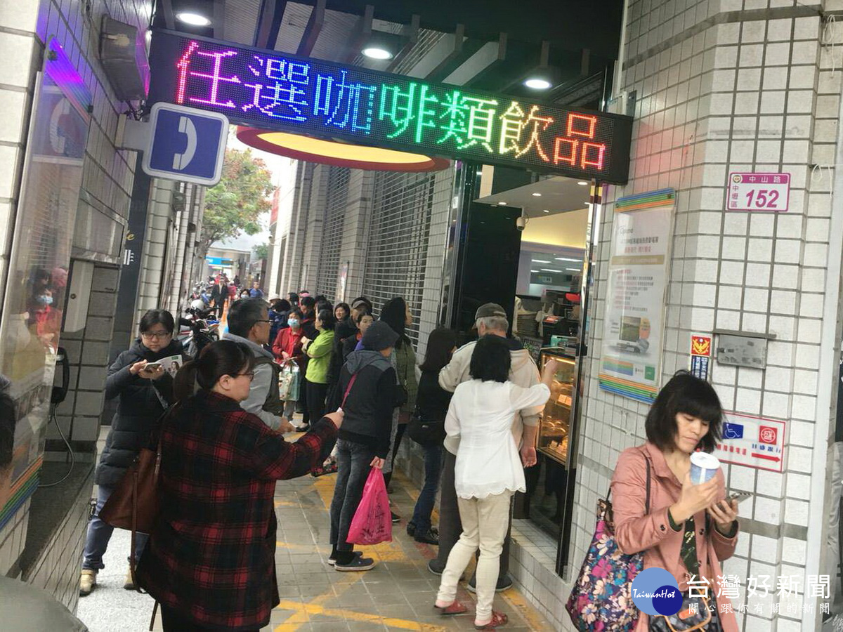 中華電信桃園營運處第二家複合門市～『中壢服務中心』成立，吸引許多民眾排隊享受服務。