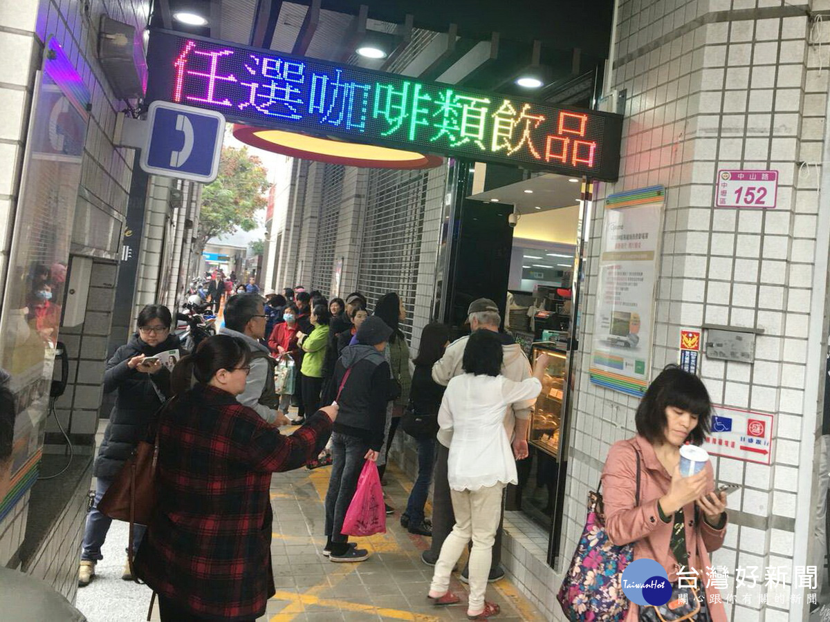 中華電信桃園營運處第二家複合門市~『中壢服務中心』成立,吸引許多民眾排隊享受服務。