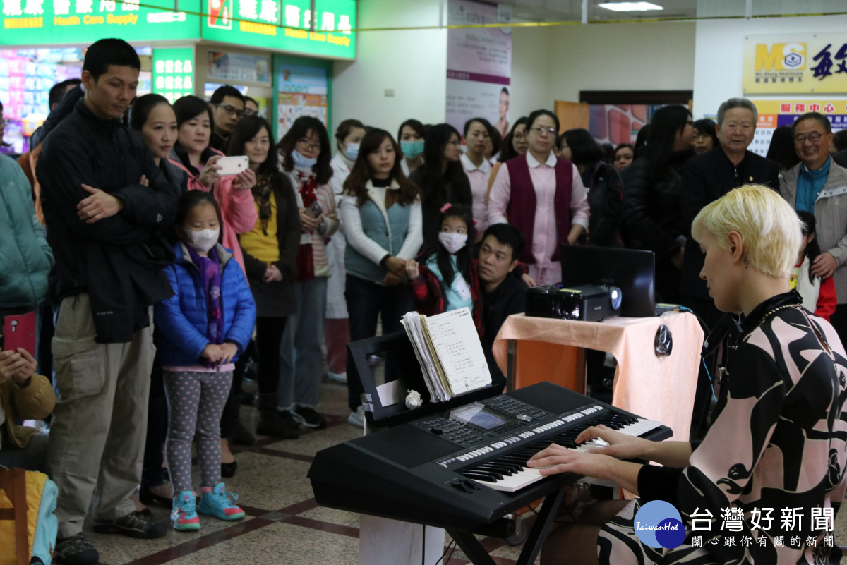 財團法人怡仁愛心基金會特別規劃安排「關懷病童快閃音樂會」。