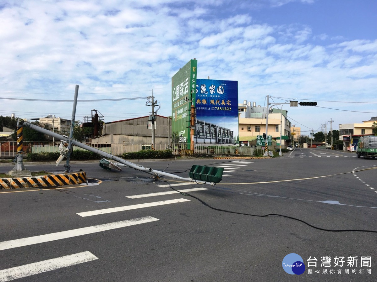 交通號誌不耐寒風 橫躺馬路造成交通大亂