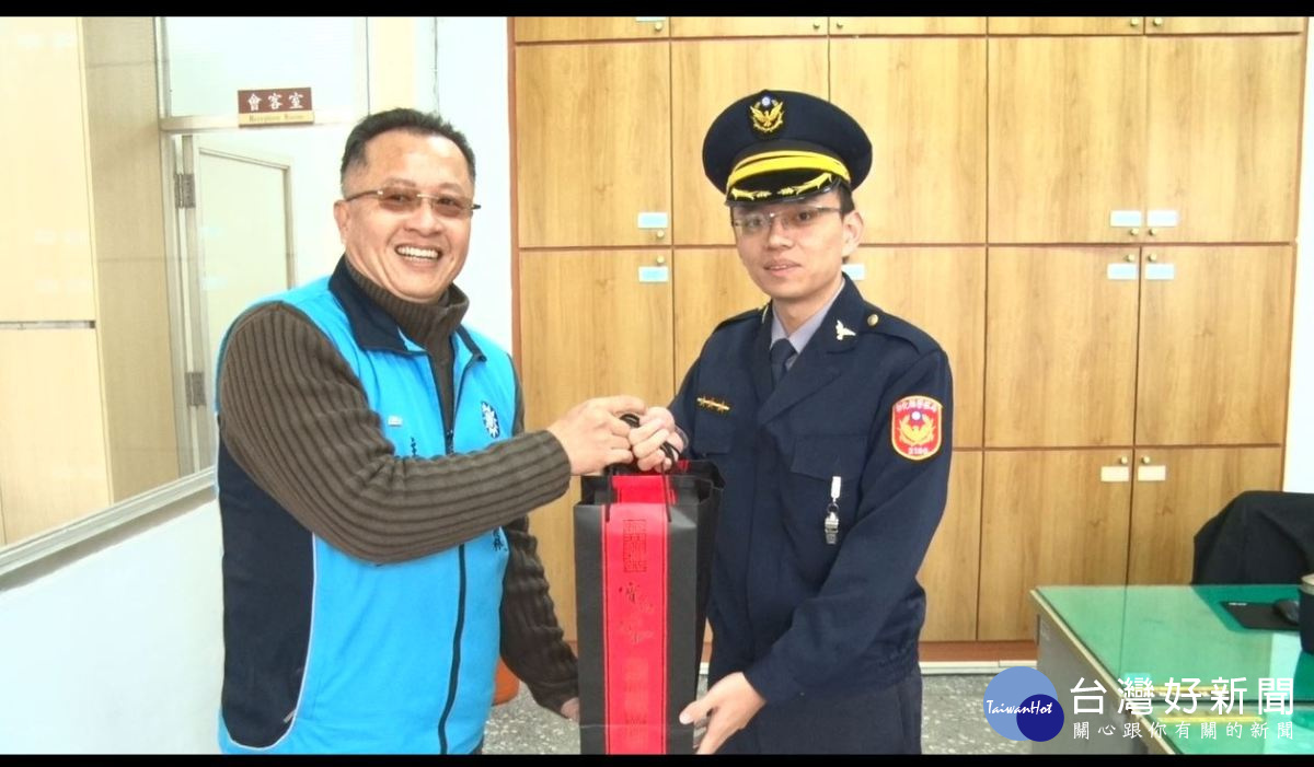臨盆孕婦羊水破裂 暖警機車搏命開道護送就醫