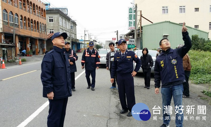 副分局長吳柏源率員至現場會勘，強調宣導與執法、道路工程改善都需確實檢討，以力求降低車禍發生與死亡。（記者陳昭宗拍攝）