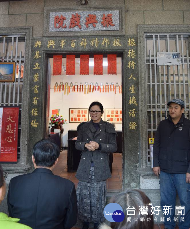 藝術家「朱朱」以簡單的線條手繪百幅媽祖像,傳遞維妙維肖的神韻,特舉辦「大悲心-手繪媽祖巡迴展」。(記者陳昭宗拍攝)