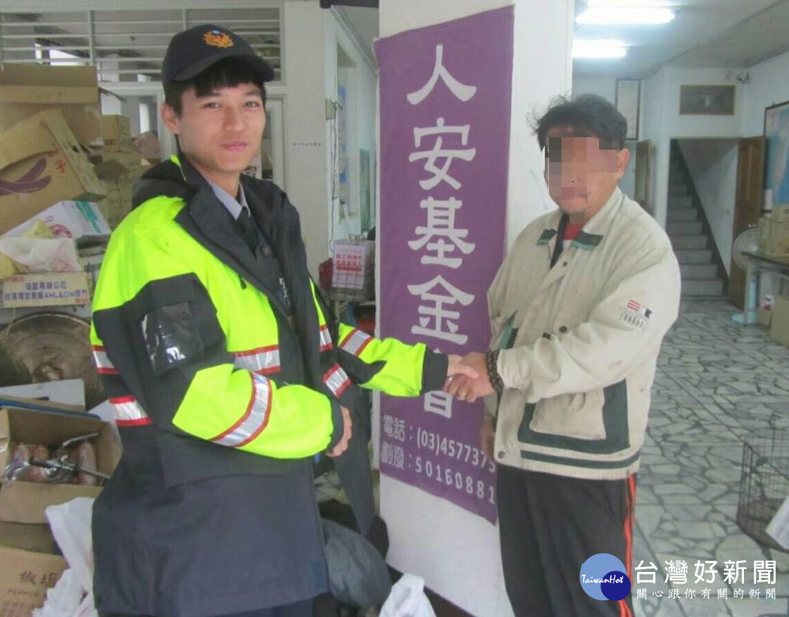 新屋分駐所員警協助廖民向人安基金會中壢平安站取得聯繫收容安置。