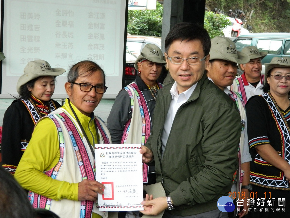 林務局局長林華慶頒發證書給通過解說認證考核之人員。