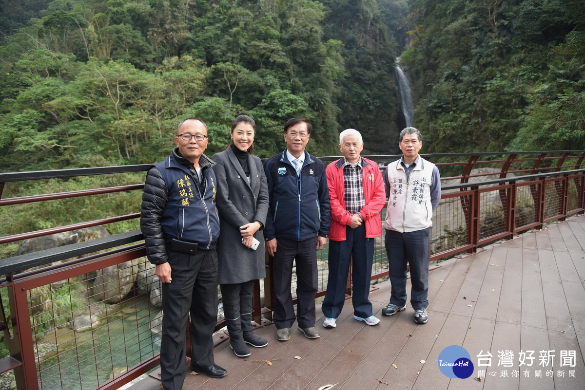 知名觀光景點竹山鎮瑞龍瀑布觀景平台施工完成,縣長林明溱11日下午與立法委員許淑華、縣府觀光處長王源鍾一同前往會勘。