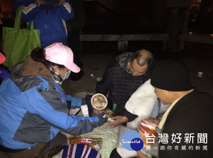 桃市府社會局設置之街友外展服務中心,已全面對露宿之街友持續提供必要食物、禦寒物品。