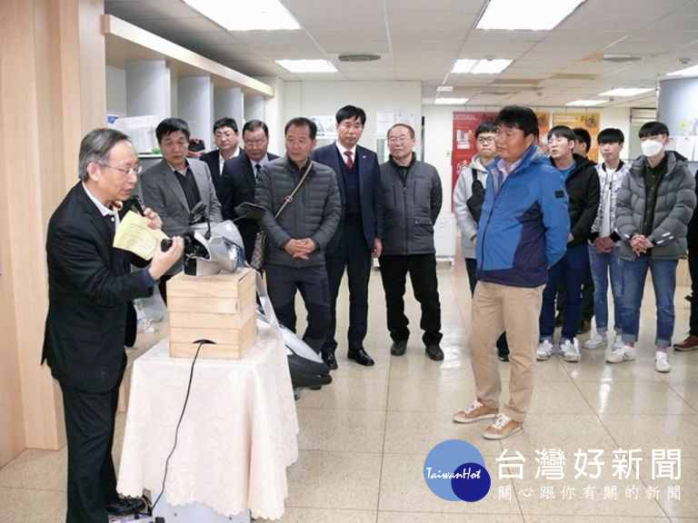 韓國電氣工事協會一行,參觀三創中心,瞭解龍華師生致力創新研發的成果。(圖/龍華科大提供)