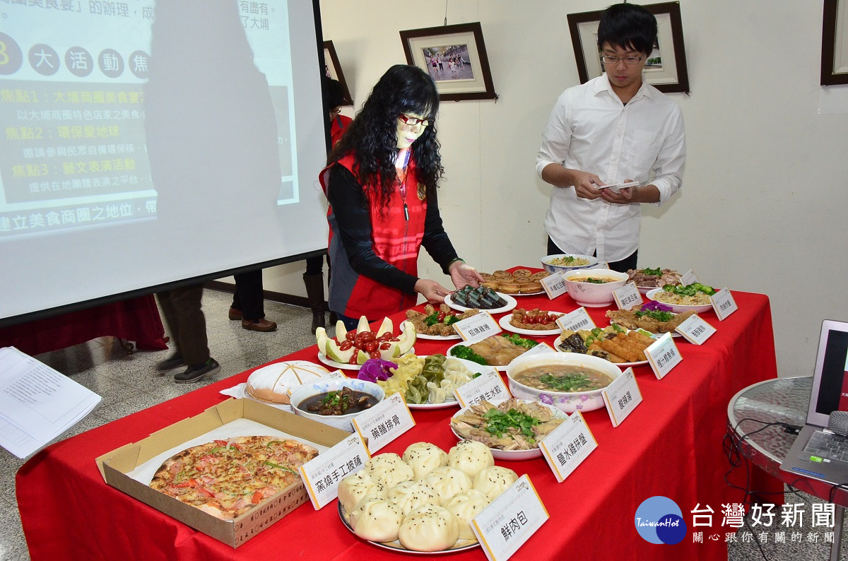 大埔商圈美食小吃宴20道在地美食上菜秀。圖/記者鄧富珍攝