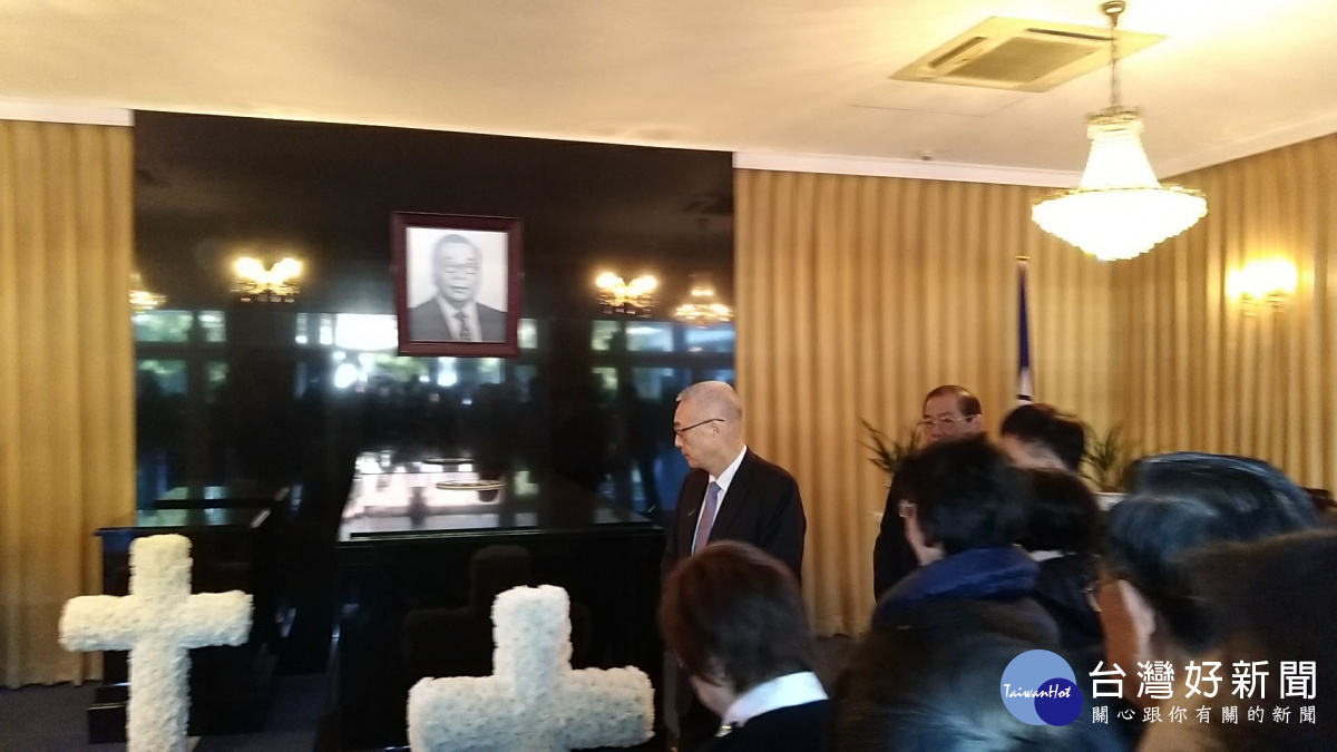 紀念蔣故總統經國先生逝世三十周年,中國國民黨主席吳敦義率黨務人員及副主席郝龍斌等謁陵致敬。(圖/記者陳寶印攝)