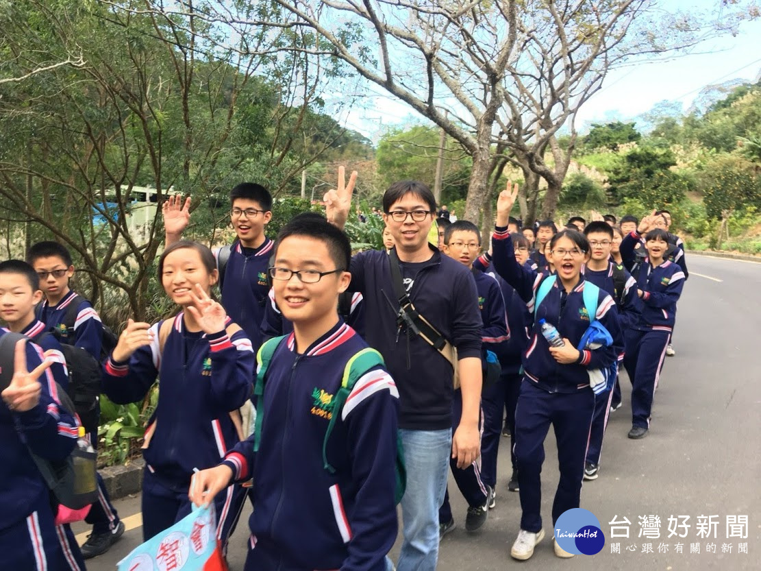 林俊雄表示,健行從學校出發到九芎湖的鴛鴦池農場,全程16公里健行,是一項頗具難度的挑戰。