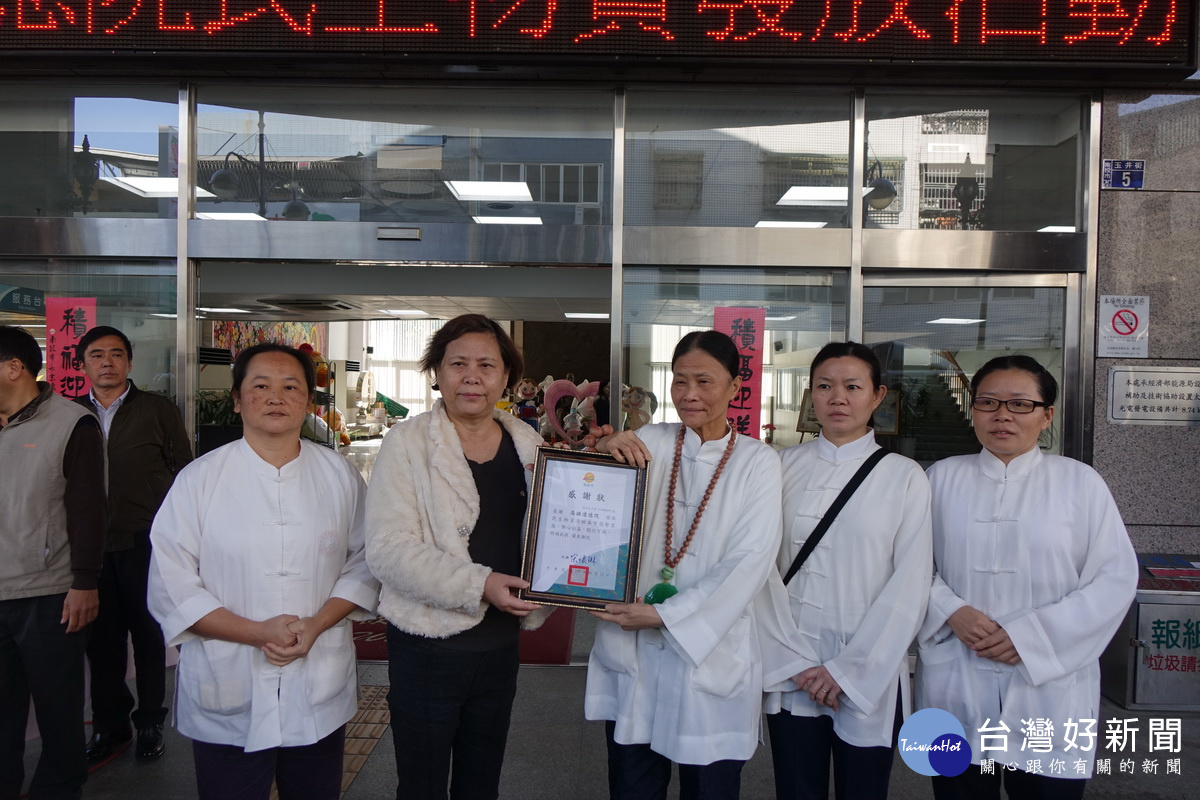 宋市長致贈感謝狀給高雄道德院。(市所提供)