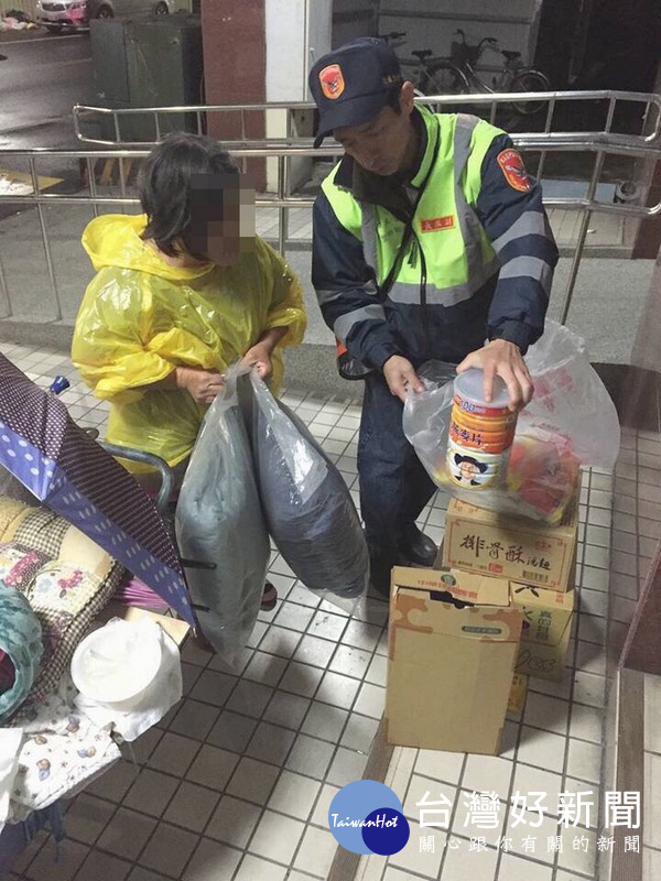 「天寒地凍人情真暖」北辰區守望相助隊副隊長蔡榮金關懷街友服務不間斷,持續夜訪了多名街友,贈送保暖衣物及生活物資。(記者陳昭宗拍攝)