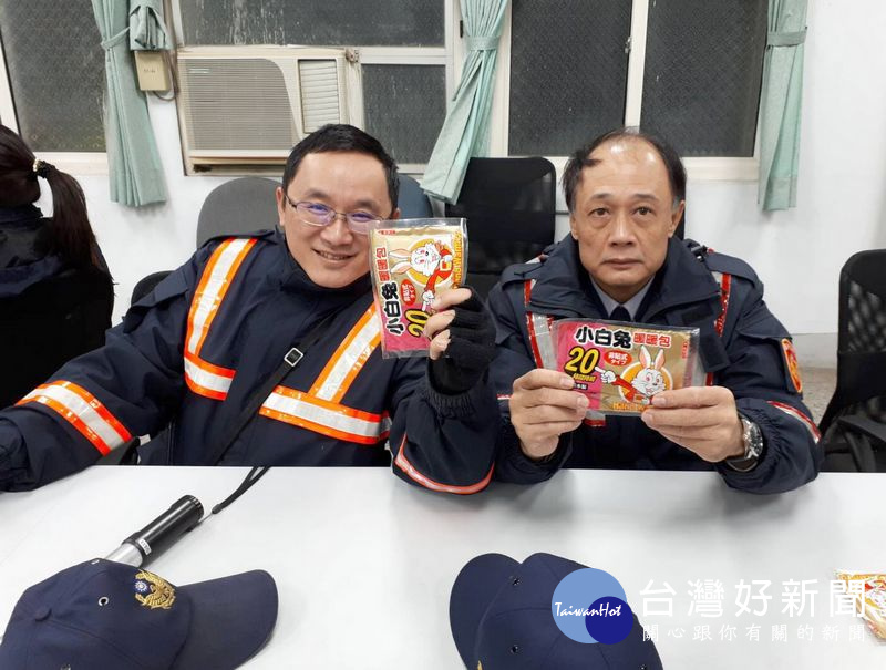 為體恤基層員警在寒冬中執勤辛勞,分局長李憲蒼特地購置「暖暖包」發送,員警感受到長官的貼心小物,讓他們「身體暖呼呼,心也暖呼呼」。(記者陳昭宗拍攝)