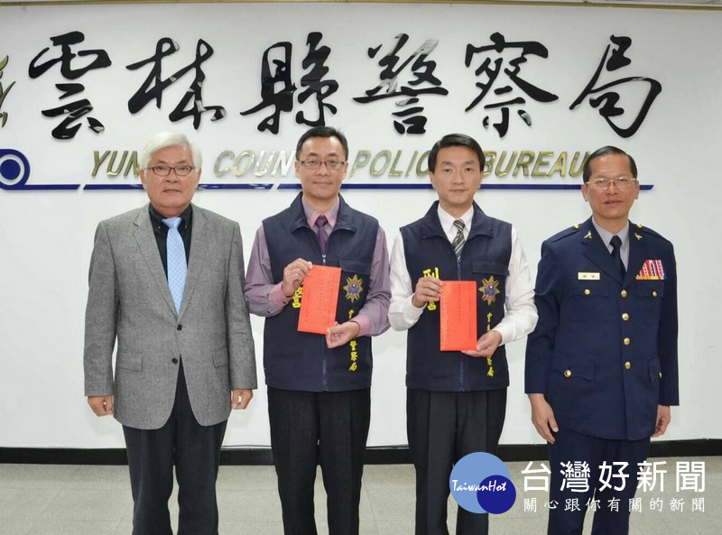 斗六及虎尾分局接連偵破詐騙案,為民眾伸張正義,縣長李進勇頒獎給斗六偵查隊長江昆達及虎尾隊長李志文。(記者陳昭宗拍攝)
