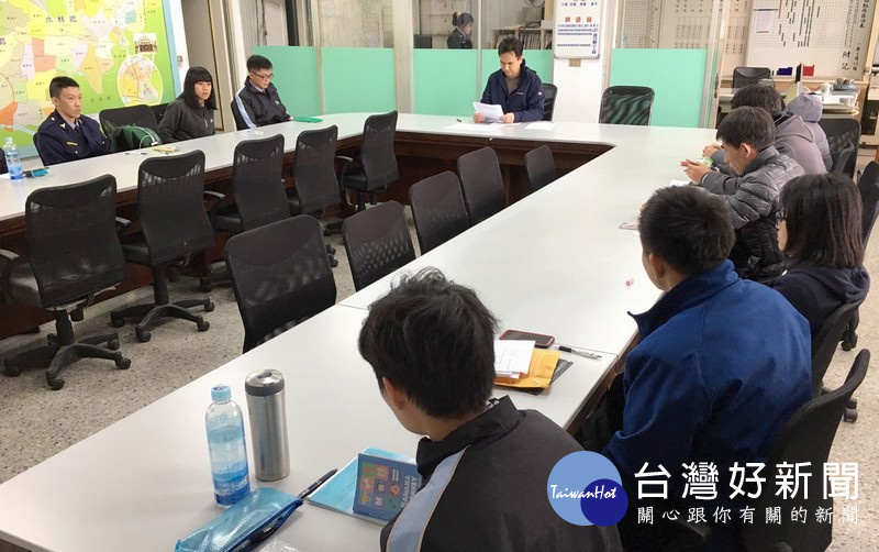 分局長李憲蒼替新進警員加油打氣,也溫馨提醒執勤過程中,除順利達成任務,也要多注意自身安全。(記者陳昭宗拍攝)