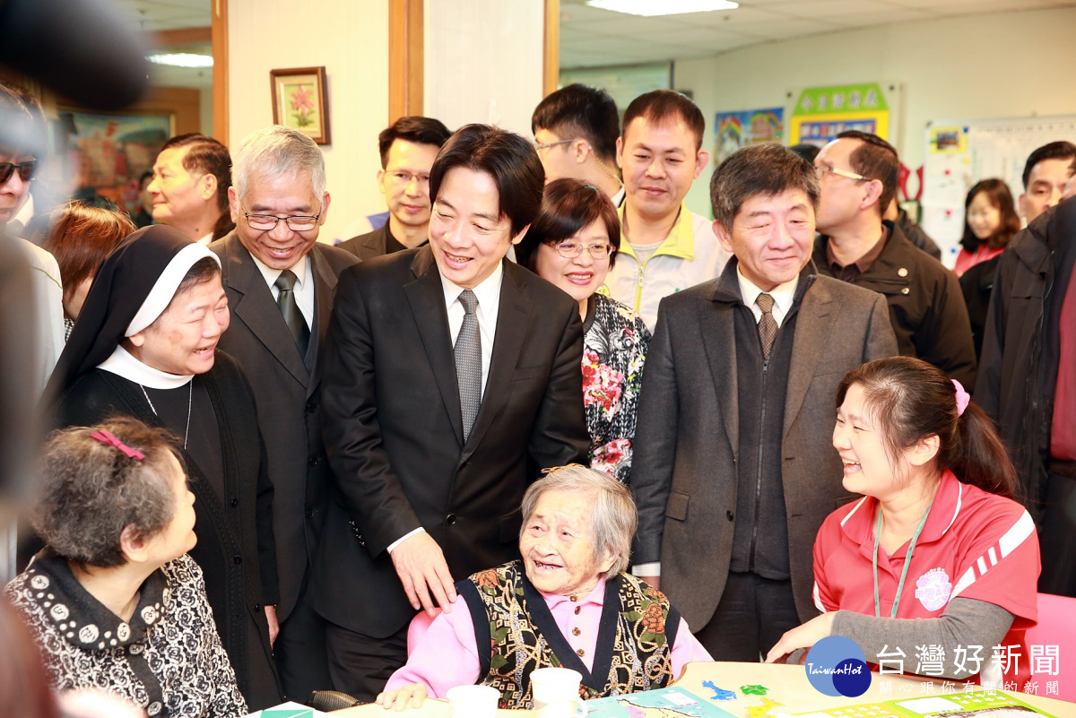 行政院長賴清德參訪長照2.0據點-聖愛家園 全臺首創長輩沐浴福址教室