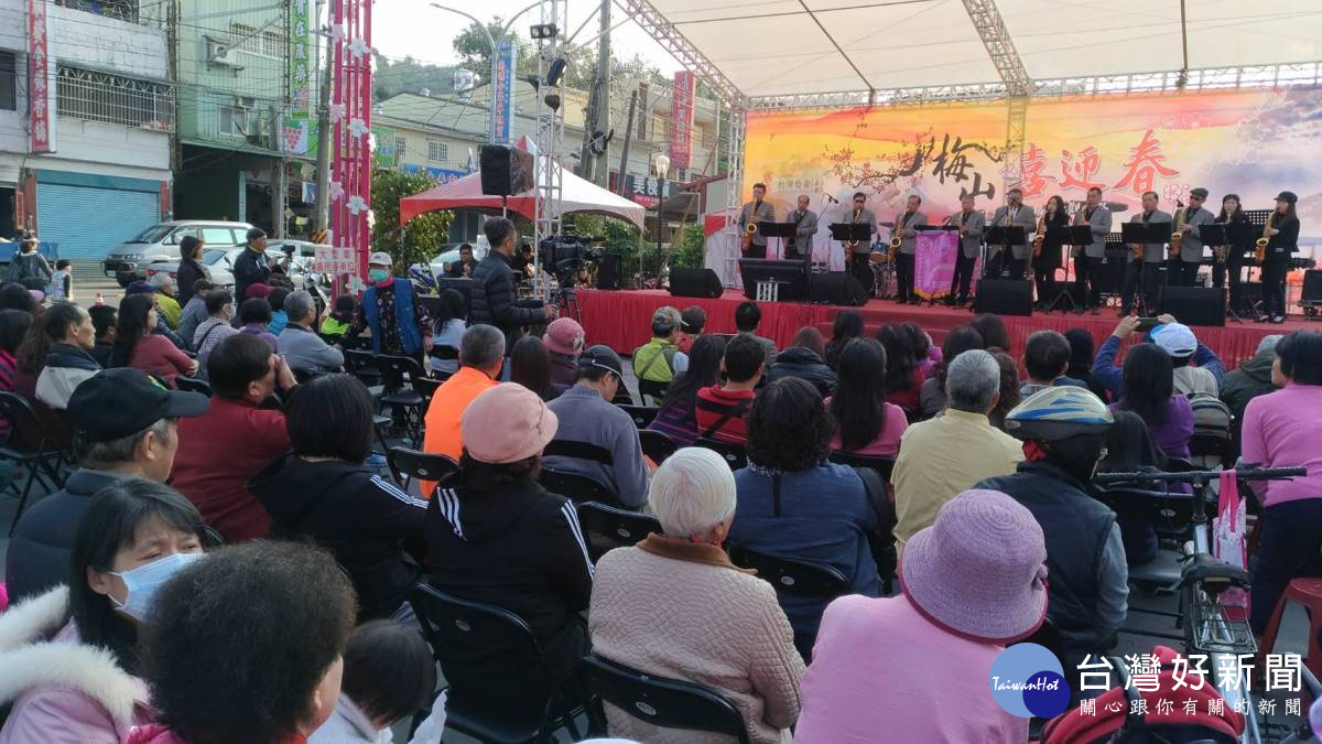 梅山在地梅山文教基金會-怡韻薩克斯風樂團台上演出臺灣民謠及流行組曲。(圖/曾一禾)
