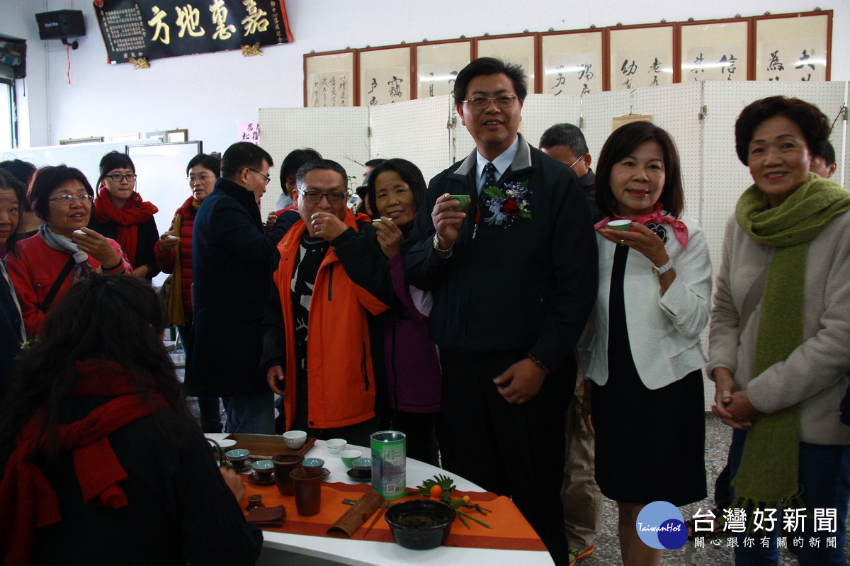 農業處長陳瑞慶肯定公會與茶農的努力。( 記者扶小萍攝)