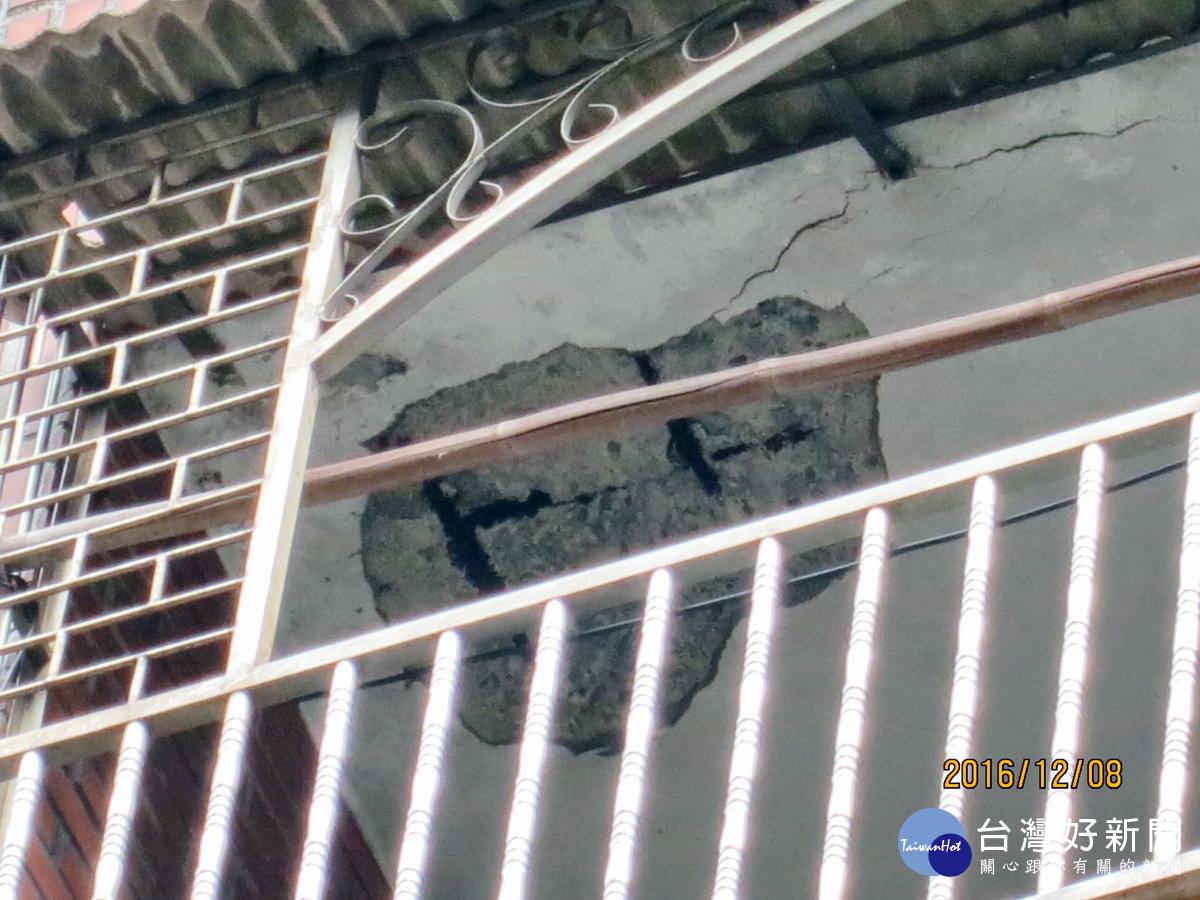 桃園市龜山區光峰社區被列入海砂屋地區,建築物出現鋼筋裸露、磁磚及混凝土剝落、房屋漏水及滲水等情形。