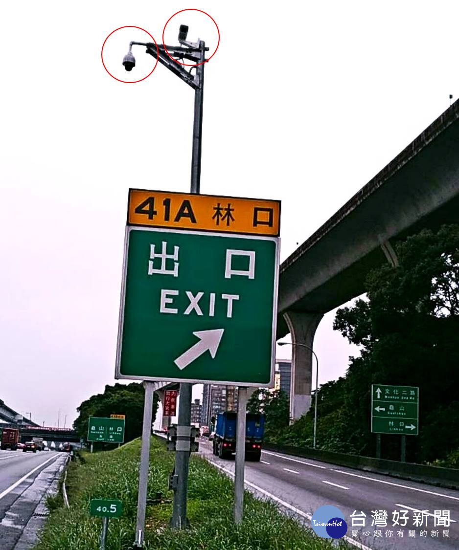 國道公路警察局也在今(1月15日)下午3時起,正式啟用國道1號林口A南下出口交流道的高解析度攝影機,嚴抓插入連貫車隊、跨越槽化線、雙白實線等違規行為。(圖/國道公路警察局Facebook)