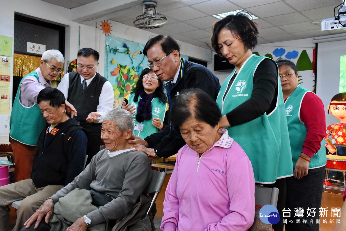 林明溱為社區關懷據點長輩按摩很專業。(記者扶小萍攝)