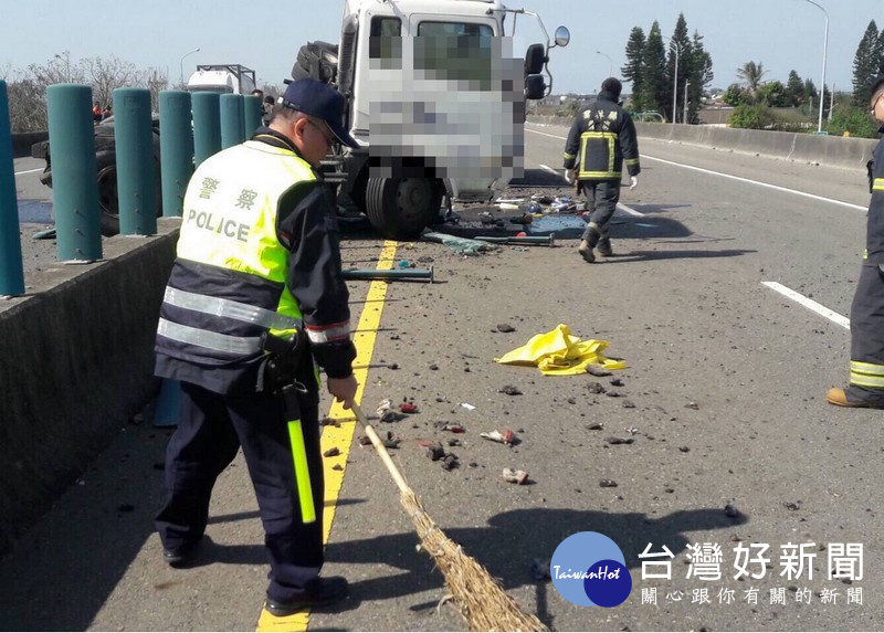 現場柏油路面被刮出凹洞，北港警方除立即通報工務部門處理，也延長交通管制，確保行車安全。（記者陳昭宗拍攝）