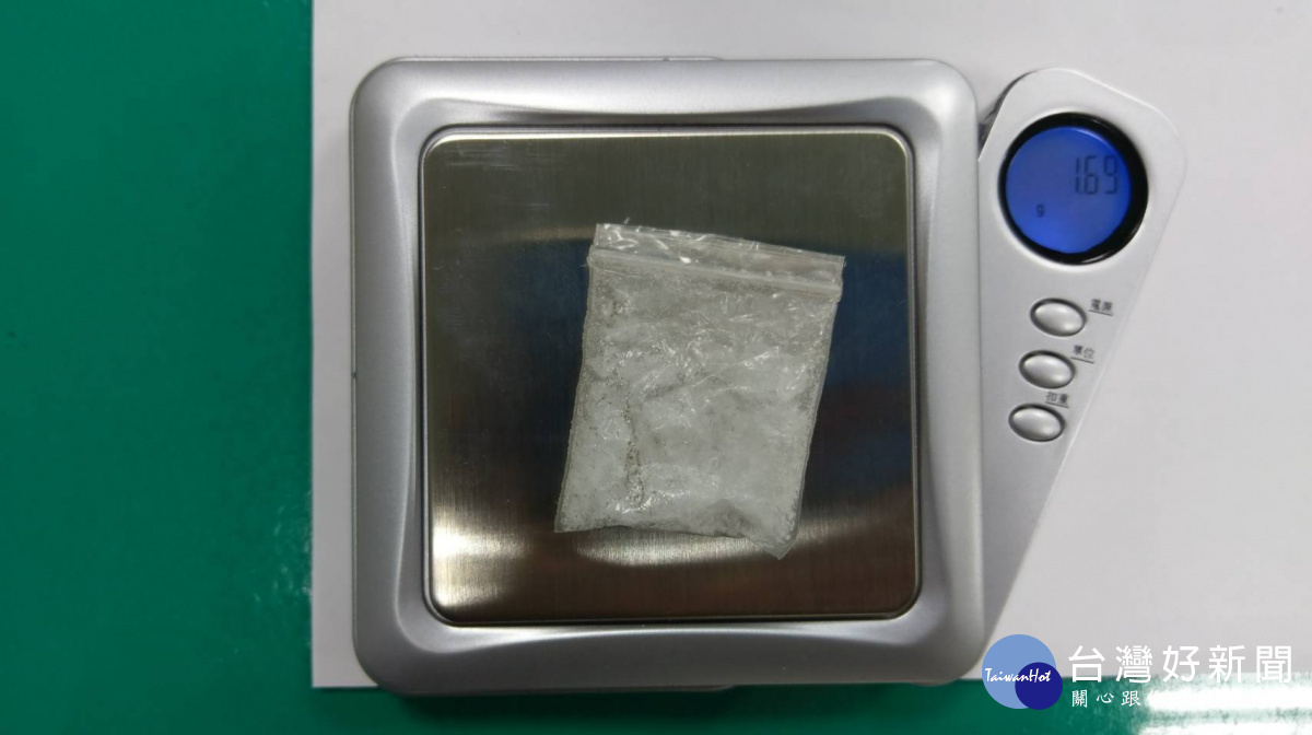 警方搜出一小包毒品，詢後依違反毒品危害防制條例移送偵辦。