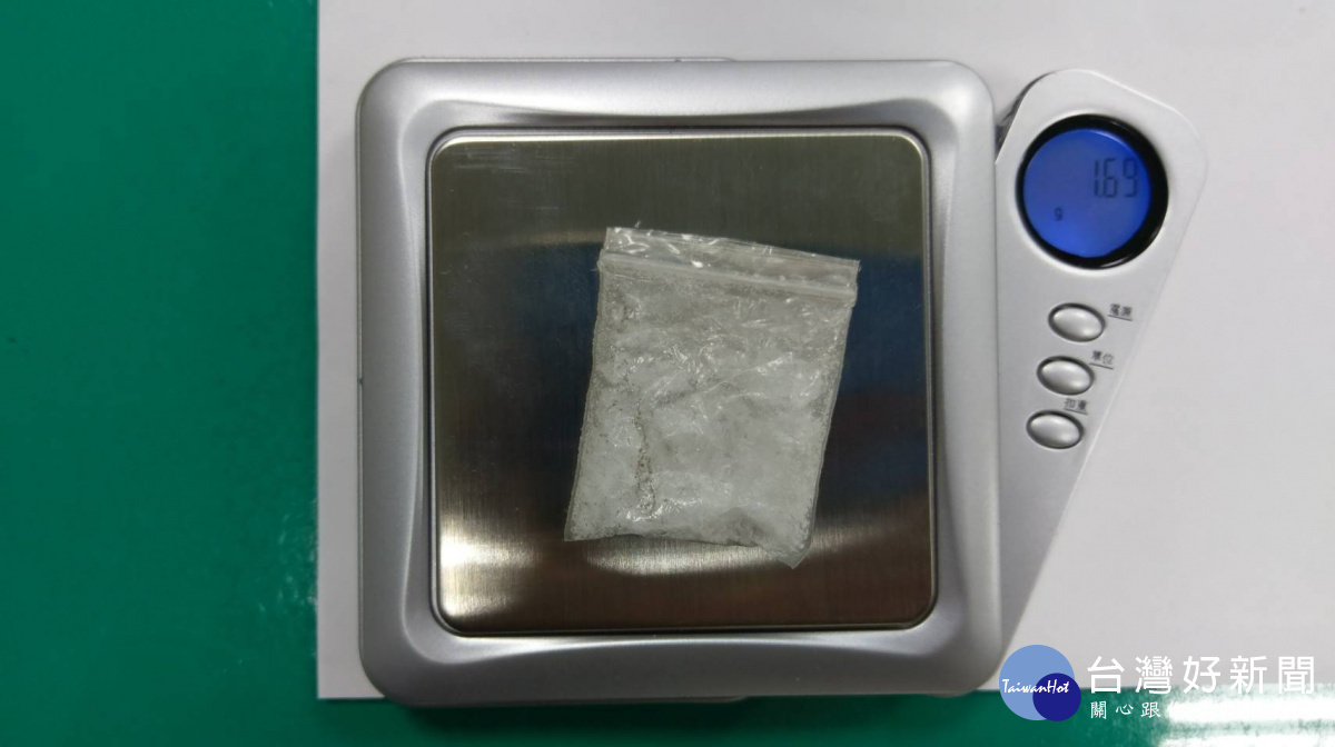警方搜出一小包毒品,詢後依違反毒品危害防制條例移送偵辦。