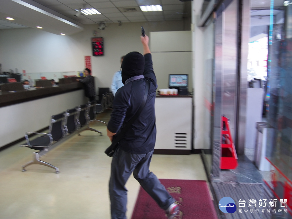提升民衆防槍意識 田中分局舉辦防搶演練