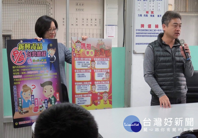 偵查隊長郭建宏傳授如何實施反毒、反詐騙宣導,並指導如何在第一線執行公權力及服務人群。(記者陳昭宗拍攝)