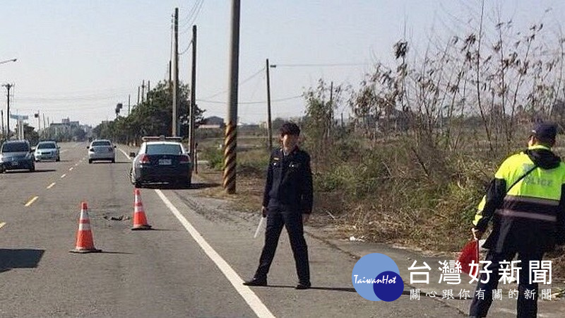 警方先放置交通錐警示,並協助施工現場交通指揮,路過民眾紛紛比讚鼓勵。(記者陳昭宗拍攝)