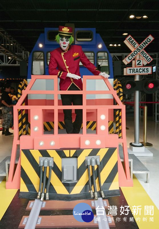 由面帶詭異笑容的小丑列車長引領，讓遊客進入殭屍、狼人、電鋸殺人狂等聲光驚嚇互動效果中。（記者陳昭宗拍攝）
