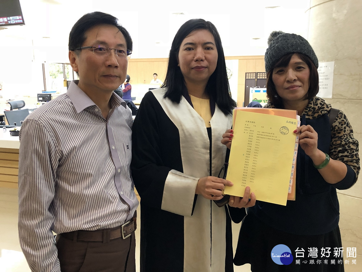 藍天行動聯盟委託陳麗玲律師對台灣民政府違反國安法提出告訴,詹江村市議員也前來聲援